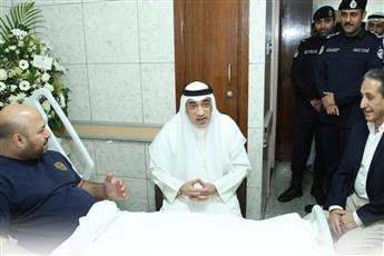 الشيخ فهد اليوسف يزور الضابط المصاب إثر تعرضه لعملية دهس