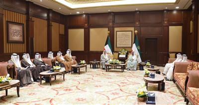 سمو أمير البلاد يستقبل رئيس مجلس الوزراء بالإنابة حيث قدم لسموه وزير العدل لأداء اليمين الدستورية