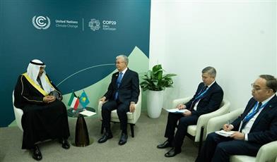 ممثل سمو الأمير سمو ولي العهد يلتقي رئيس جمهورية كازاخستان خلال قمة COP29 في باكو