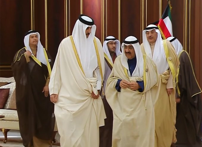 حضرة صاحب السمو أمير البلاد الشيخ مشعل الأحمد الجابر الصباح يستقبل في المطار الأميري حضرة صاحب السمو الشيخ تميم بن حمد آل ثاني أمير دولة #قطر