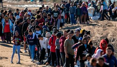 إدارة بايدن تمدد بقاء مليون مهاجر 18 شهراً