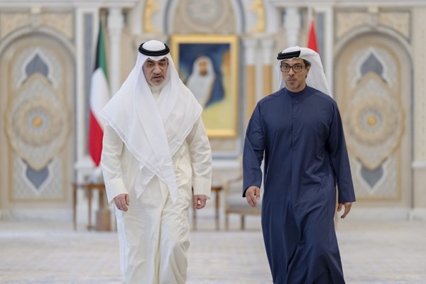 نائب رئيس الإمارات بحث مع النائب الأول سبل تعزيز العلاقات الثنائية في مختلف المجالات