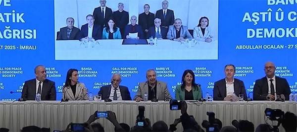 عبد الله أوجلان يطالب الأكراد بإلقاء السلاح ويطلب من «العمال الكردستاني» حل نفسه