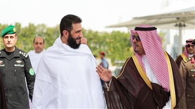 الشرع يؤدي مناسك العمرة في مكة المكرمة