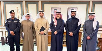 محافظ العاصمة يعقد اجتماعًا مع مسؤولي الأشغال والطرق والمرور لمناقشة تطوير البنية التحتية