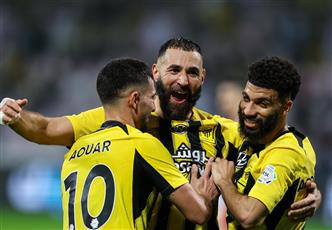 بنزيما يقود الاتحاد للفوز برباعية على الوحدة والابتعاد بصدارة الدوري السعودي