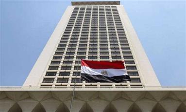 ألسنة اللهب تتصاعد خلال حريق هائل التهم محلات ملابس بمنشأة ناصر في القاهرة