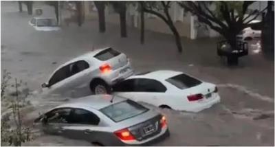 10 قتلى في فيضانات الأرجنتين القاتلة
