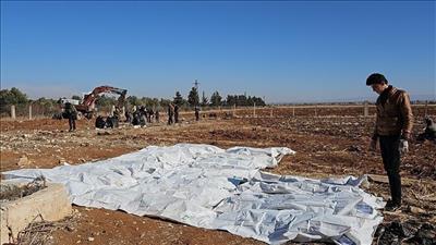 العثور على مقبرة جماعية لقوات الأمن في شمال غرب سوريا