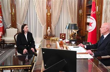 الرئيس التونسي يعفي المدوري من رئاسة الحكومة ويعين سارة الزعفراني خلفا له
