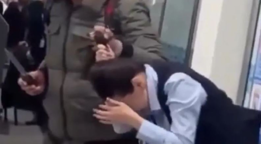 ملاكم سابق ينقذ موظفة مطار من يد مسلح هدد بقتلها