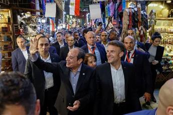السيسي يصطحب ماكرون في جولة تاريخية بحي خان الخليلي وسط ترحيب شعبي