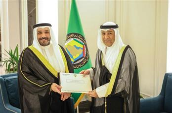 سفير الكويت لدى السعودية يسلم أمين مجلس التعاون دعوة لحضور اجتماع خليجي آسيوي في الكويت