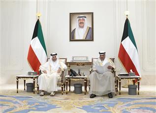 سمو ولي العهد يتسلم دعوة للمشاركة في النسخة الخامسة من منتدى قطر الاقتصادي