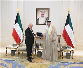 سمو ولي العهد يتسلم الدعوة الموجهة لسمو أمير البلاد من الرئيس العراقي لحضور القمة العربية والقمة العربية التنموية في بغداد