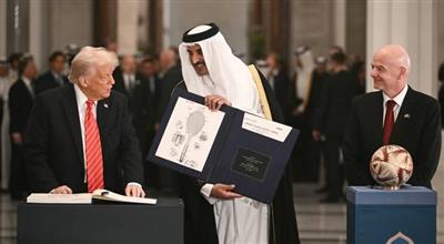 أمير قطر‬ يسلم شارة تنظيم كأس العالم 2026 إلى الرئيس الأمريكي