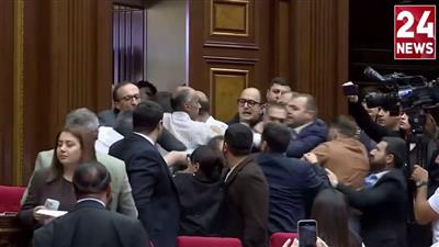 أرمينيا.. عراك نيابي عنيف خلال جلسة برلمانية