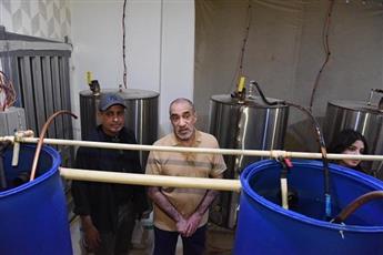 ضبط تشكيل عصابي يدير مصانع للخمور المحلية في 6 مناطق سكنية مختلفة