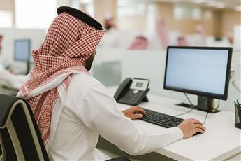 الإعلام: التزام الرجال بالزي الوطني.. والنساء بملابس رسمية تتناسب مع طبيعة العمل