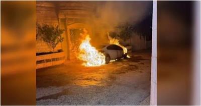 مستوطنون يحرقون مركبات فلسطينيين شرق رام الله