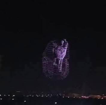 قناع توت عنخ آمون يضيء سماء القاهرة بعرض درونز مبهر