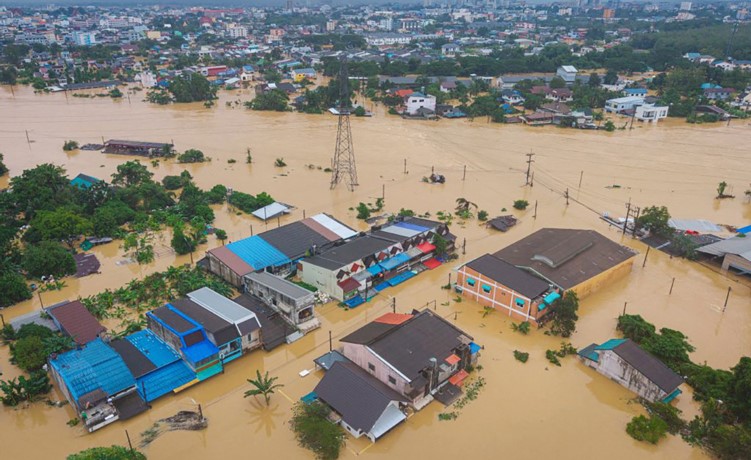 الفيضانات تغرق شوارع تايلند وماليزيا وتقتل العشرات وتُشرِّد الآلاف