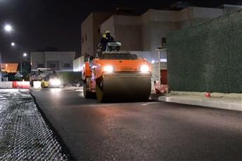 الأشغال: فرش طبقة الأسفلت السطحية في سعد العبدالله