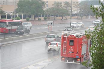 منخفض جوي متعمق يرفع فرص الأمطار ويؤثر على الرؤية حتى فجر الجمعة