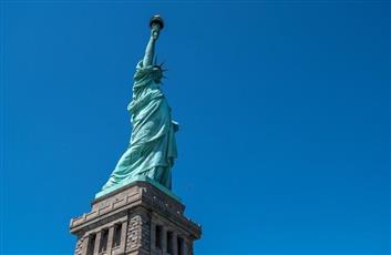 نسخة عن تمثال الحرية الأمريكي تنهار في البرازيل بسبب الرياح القوية 