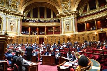 البرلمان الفرنسي يقر تشريعاً مؤقتاً لإبقاء الحكومة عاملة حتى يناير