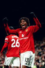 مانشستر يونايتد يتجاوز نيوكاسل ويواصل الزحف نحو المربع الذهبي في البريمرليج