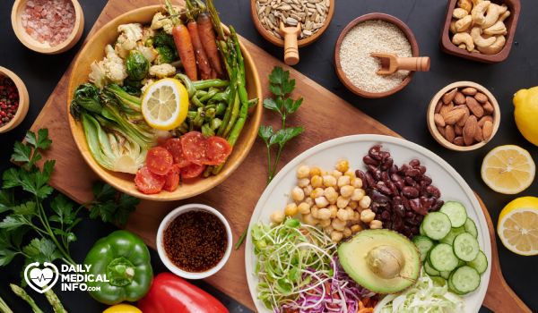 هل تعلم أن هناك بعض الأطعمة التي قد تساعد في تهدئة القولون؟ اكتشف مجموعة أكلات تريح القولون وتسبب في تهدئته