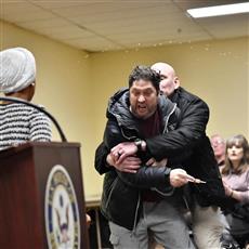 رجل يهاجم البرلمانية الأمريكية إلهان عمر بمادة مجهولة