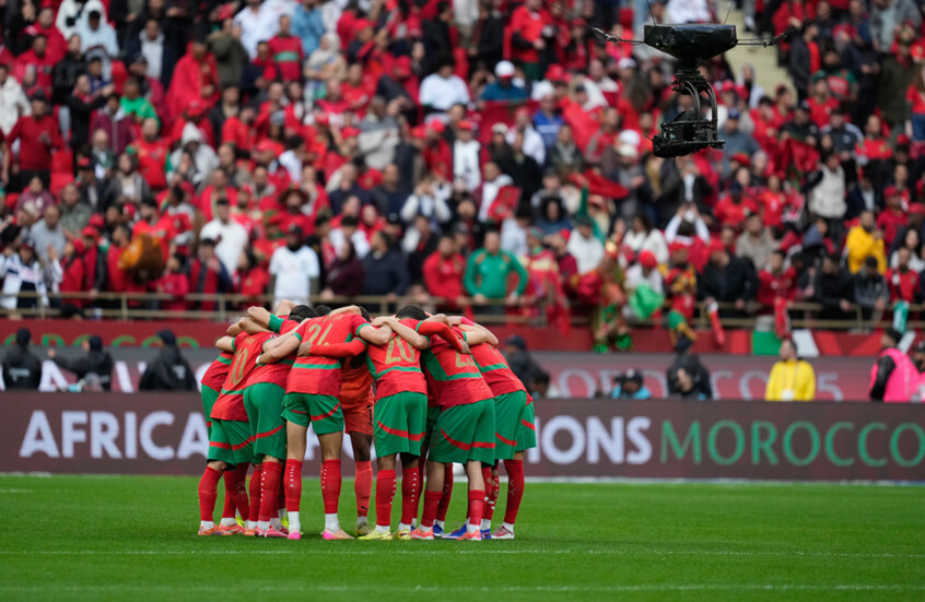 “الكاف” ينهي الجدل حول حكم مباراة المغرب ضد الكاميرون