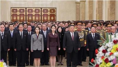 زعيم كوريا الشمالية يزور ضريح العائلة مع ابنته لأول مرة