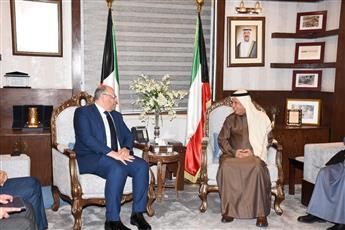 رئيس الجهاز المركزي يبحث مع السفير المصري أوضاع «المقيمين بصورة غير قانونية»