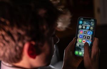 اللوردات البريطاني يصوّت لحظر وسائل التواصل الاجتماعي على من تقل أعمارهم عن 16 عاماً