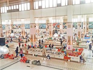 وصول أول دفعة من الأسماك المستوردة إلى سوق شرق لدعم استقرار الأسعار 