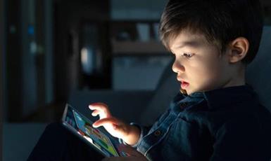 السيسي يوجه بتشريع يمنع استخدام الأطفال الهواتف المحمولة في مصر