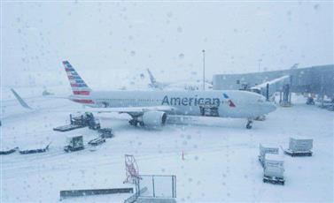 عاصفة تاريخية تشلّ المطارات الأمريكية وتوقف آلاف الرحلات
