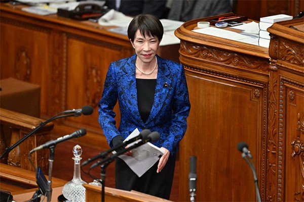 محتجون يتظاهرون في طوكيو رفضاً لسياسات رئيسة الوزراء «الخطيرة»