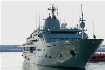 السفينة العُمانية «المبروكة» ترسو في ميناء الشويخ في زيارة رسمية