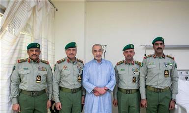 وكيل الحرس الوطني يطمئن على صحة النائب الأول في مستشفى جابر