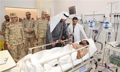 وزير الدفاع يطمئن على الحالة الصحية للمصابين في مستشفى الجهراء