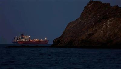 هجوم بمقذوف يشعل حريقاً في سفينة شحن بريطانية داخل مضيق هرمز