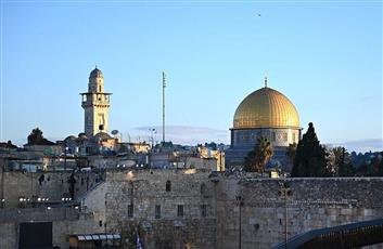 عشرات الفلسطينيين يؤدون صلاة الجمعة الأخيرة من شهر رمضان بمحيط المسجد الأقصى