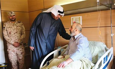 وزير الدفاع يطمئن على صحة أحد المصابين جراء استهداف بطائرات مسيّرة معادية