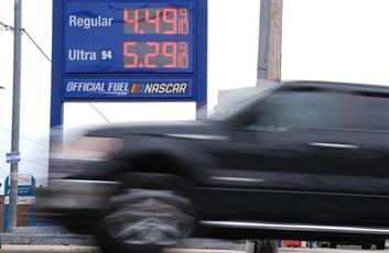 ارتفاع أسعار البنزين في الولايات المتحدة بمقدار دولار واحد للغالون بسبب التوترات العسكرية