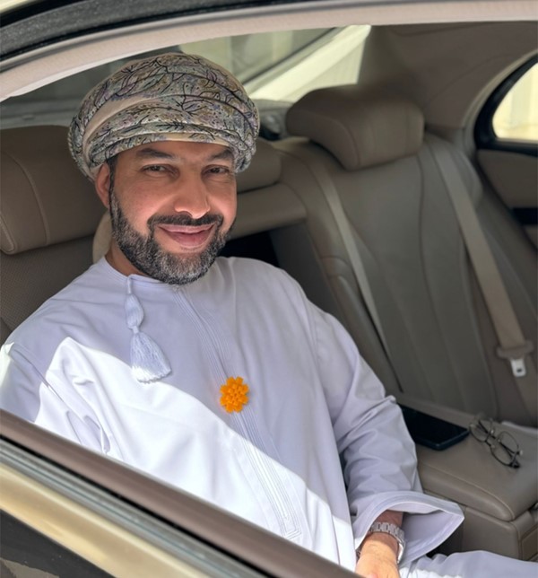 سفير عُمان يرتدي «زهرة العرفج» تعبيراً عن التضامن مع الكويت