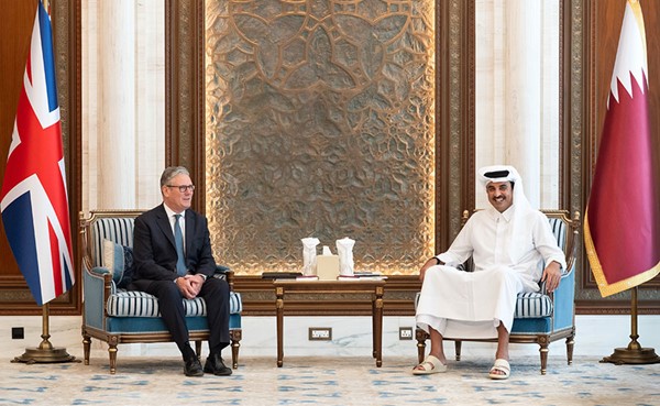 أمير قطر ورئيس الوزراء البريطاني يؤكدان اهمية خفض التصعيد وتعزيز الاستقرار الاقليمي